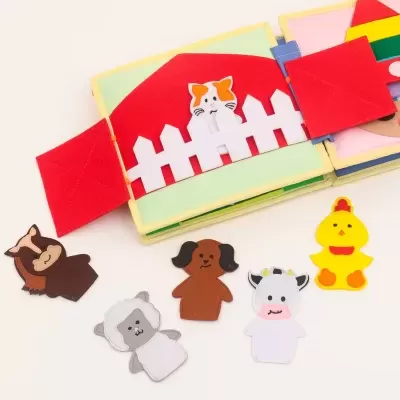 Livro de tecido infantil com figuras de animais destacadas