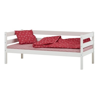 Cama de criança branca com roupa de cama vermelha e colchão rosa