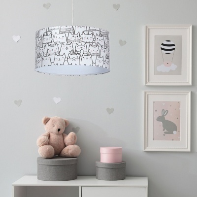 Abajur de teto com padrão de gatinhos, urso de pelúcia e duas molduras infantis na parede cinza