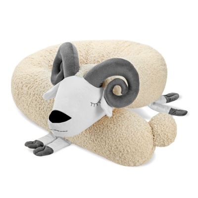 Almofada felpuda em forma de carneiro bege e cinza