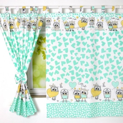 Cortinas com padrão de corações verdes e corujas amarelas e cinzentas com texto Cute Owl