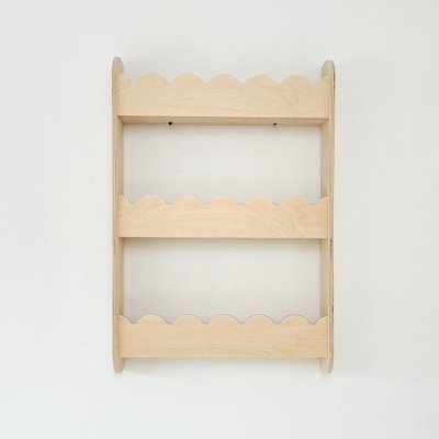 Estante de parede em madeira clara com três prateleiras e bordas onduladas