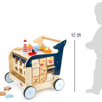 Carrinho de madeira com blocos de construção coloridos e rodas, altura de 42 cm, ao lado do contorno de uma criança