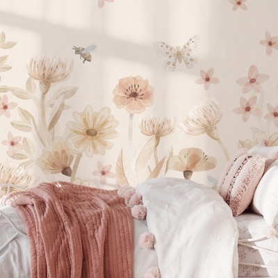 Parede com padrão floral e cama com cobertores rosa e branco com pompons