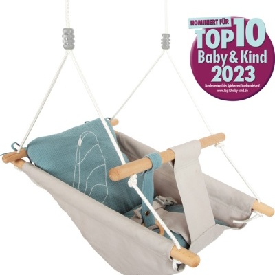 Cadeirinha suspensa para crianças em tecido cinzento claro com almofada azul e estrutura de madeira