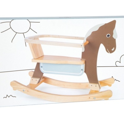 Cavalo de balanço em madeira com assento azul claro em caixa branca decorada