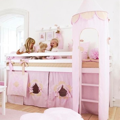 Cama alta infantil branca com cortinas e torre rosa, crianças brincando