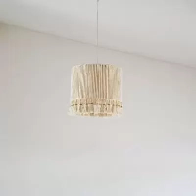 Candeeiro de tecto pendente com cúpula de tecido bege claro