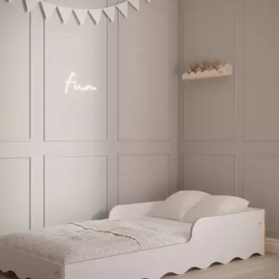 Cama infantil branca com roupa de cama clara e decoração neutra em quarto moderno