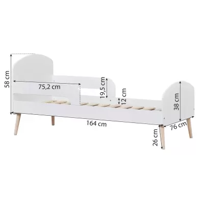 Cama de criança branca com pernas de madeira clara e guarda-corpo lateral, com medidas visíveis