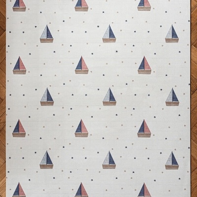 Tapete branco com padrão de barcos coloridos e estrelas