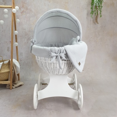 Carrinho de bebé em vime branco com tecido cinza claro e roda branca