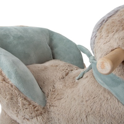 Cadeira de bebé peluda bege e azul-cinzento com cinto e botão de madeira