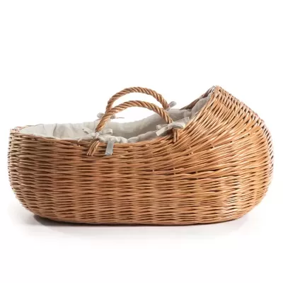 Cesta de vime com forro de tecido beige e alças torcidas