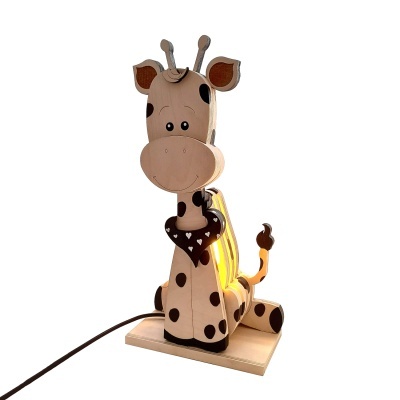 Lâmpada decorativa em forma de girafa feita de madeira com manchas castanhas