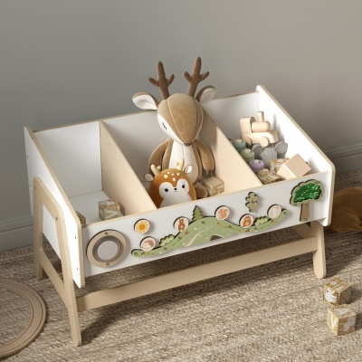 Organizador branco e de madeira clara para brinquedos com bonecos e blocos de madeira decorados.