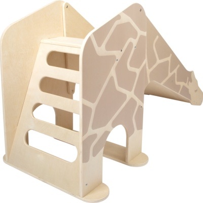 Escada infantil de madeira com design de girafa em tons bege e castanho claro