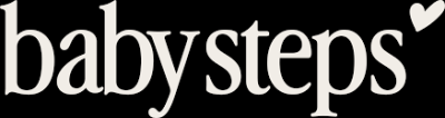 Logótipo baby steps com coração branco sobre fundo preto