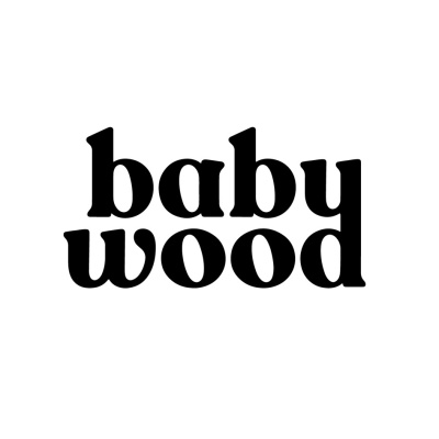 Logótipo com texto 'baby wood' em preto sobre fundo branco