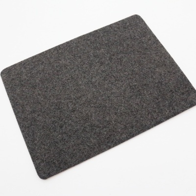 Tapete retangular cinzento escuro com textura felpuda