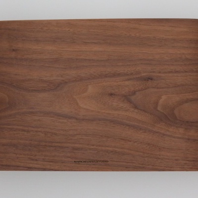 Tabuleiro retangular de madeira castanha com curvatura nas extremidades