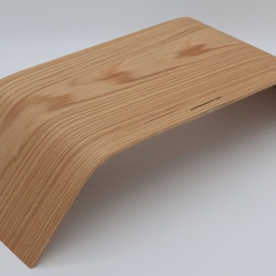 Mesa auxiliar de madeira curvada clara com textura natural