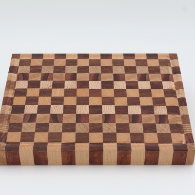 Tábua de corte em madeira com padrão quadriculado alternado
