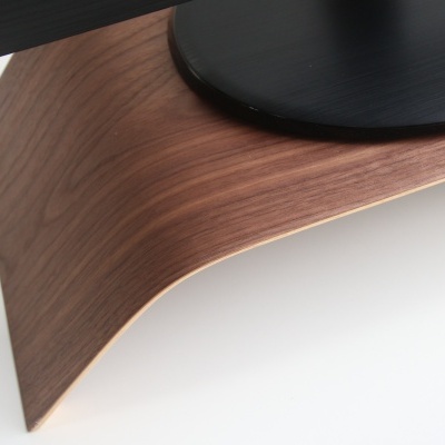 Suporte de madeira curvada castanho com topo preto texturizado