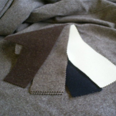 Amostras de tecido em várias cores sobre pano cinzento