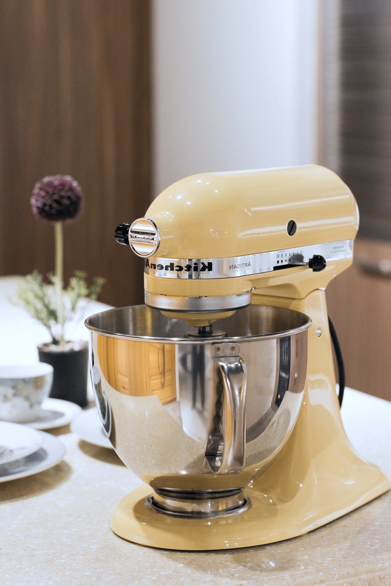 Batedeira Robot de cozinha KitchenAid creme com taça metálica na cozinha