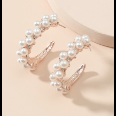 Brincos de argola dourados com pérolas brancas