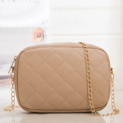 Mala de senhora bege acolchoada com alça de corrente dourada