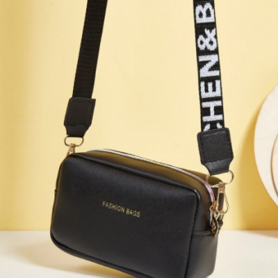 Mala preta retangular com alça preta e branca, texto FASHION BAGS na frente.