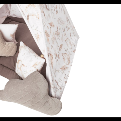 Tenda infantil com almofadas e tapete em tons naturais
