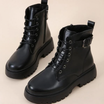 Botas pretas de couro com atacadores e fivela decorativa