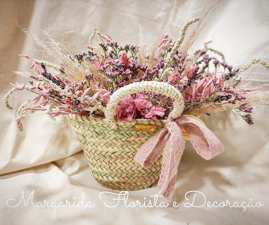 Cesto trançado com flores secas e fita rosa