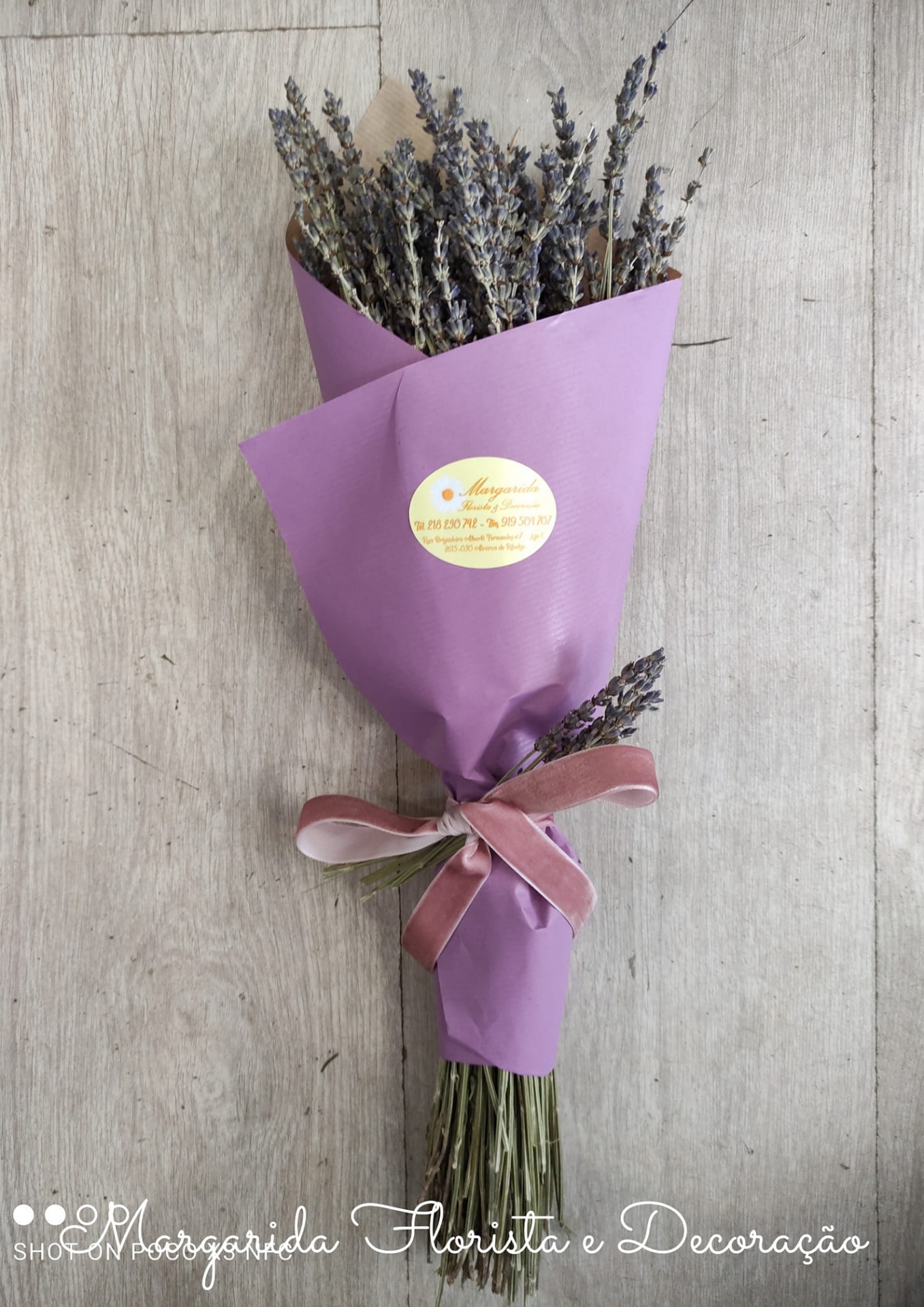 Ramo de lavanda seca embalado em papel roxo com laço