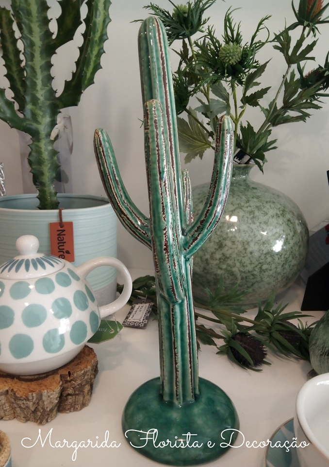 Vaso decorativo em forma de cacto esmaltado verde com detalhes brancos