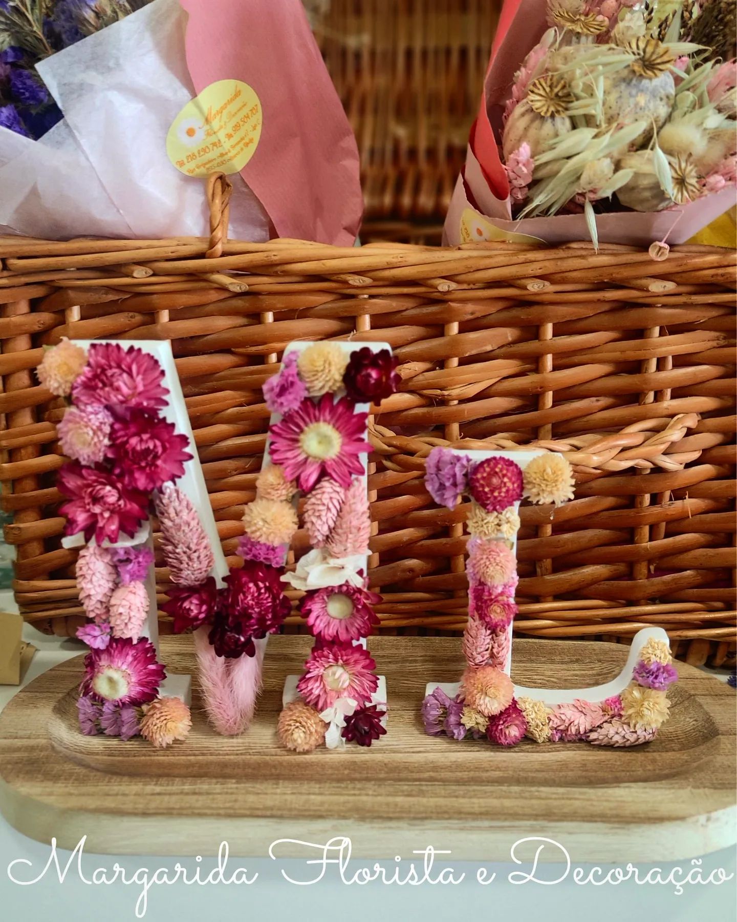 Letras decorativas M e L com flores secas em base de madeira