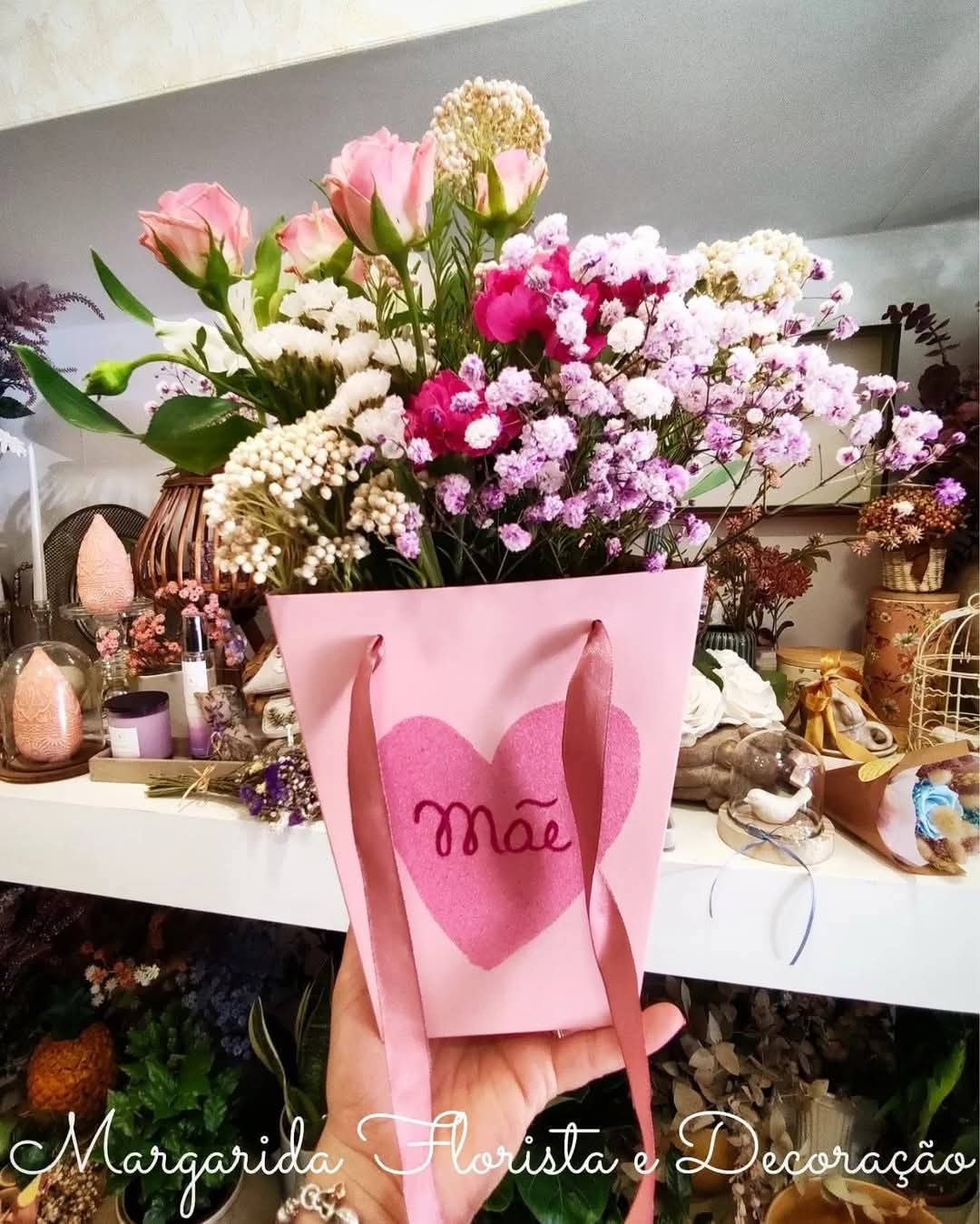 Bouquet de flores em saco rosa com coração e a palavra Mãe