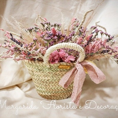 Cesto trançado com flores secas e fita rosa