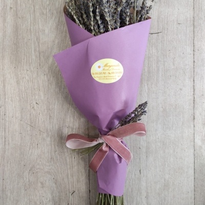 Ramo de lavanda seca embalado em papel roxo com laço