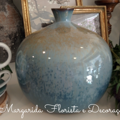 Vaso arredondado em cerâmica azul e bege com textura manchada
