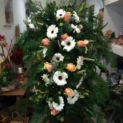 Arranjo floral cascata com flores brancas e pêssego e folhagem verde