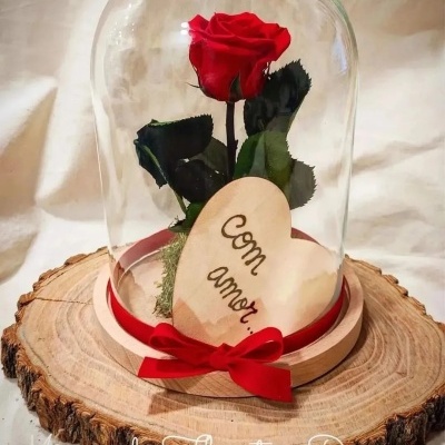Rosa vermelha artificial sob cúpula de vidro em base de madeira com placa 'com amor' e fita vermelha