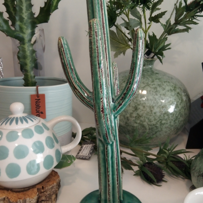 Vaso decorativo em forma de cacto esmaltado verde com detalhes brancos