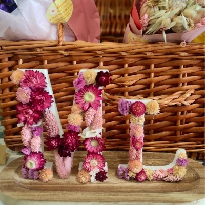 Letras decorativas M e L com flores secas em base de madeira