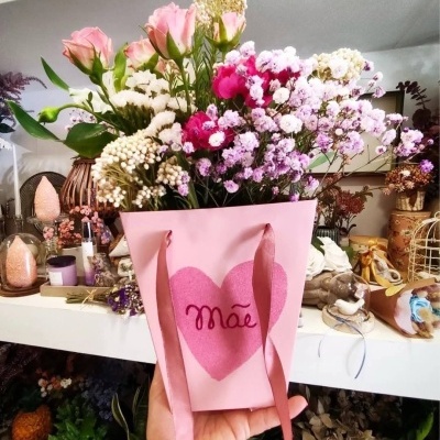 Bouquet de flores em saco rosa com coração e a palavra Mãe