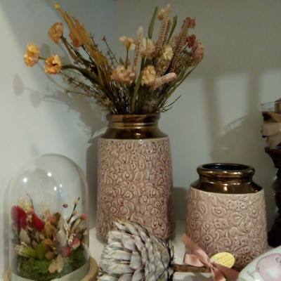 vasos cerâmicos decorativos cor de rosa com flores secas e cúpula de vidro com arranjo floral
