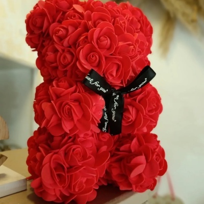 Urso de rosas artificiais vermelhas com laço preto